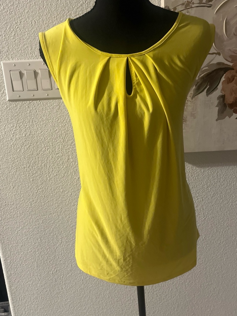 Tahari size xl Yellow Keyhole Pleat Women's Top